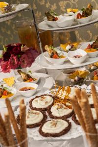 Makanan di atau berdekatan hotel