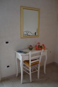 un tavolo bianco in una stanza con specchio di Masseria Pasturi ad Avetrana