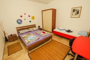 una camera con due letti e uno specchio di Apartments Finida a Poreč (Parenzo)
