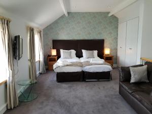 Giường trong phòng chung tại Penhelig Arms