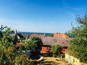 - une vue sur un groupe de maisons et d'arbres dans l'établissement Badepensionat Sandloppen, à Allinge-Sandvig