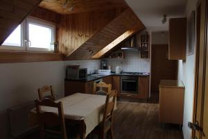 Kuchyňa alebo kuchynka v ubytovaní Apartmány Gráf