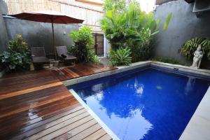 Der Swimmingpool an oder in der Nähe von Nyoman Villa Sanur