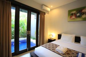 Ein Bett oder Betten in einem Zimmer der Unterkunft Nyoman Villa Sanur