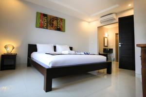 Ein Bett oder Betten in einem Zimmer der Unterkunft Nyoman Villa Sanur