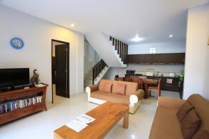 ein Wohnzimmer mit einer Couch und einem Tisch in der Unterkunft Nyoman Villa Sanur in Sanur