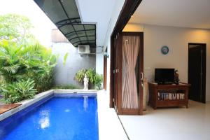 Der Swimmingpool an oder in der Nähe von Nyoman Villa Sanur