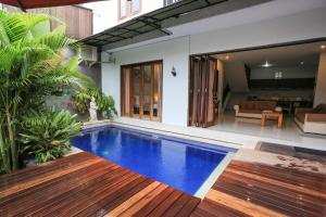 ein Swimmingpool vor einem Haus in der Unterkunft Nyoman Villa Sanur in Sanur