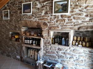 uma parede de pedra com garrafas de vinho em Cidadelhe Rupestre Turismo Rural em Cidadelhe