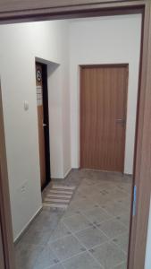 Habitación vacía con puerta y suelo de baldosa en Random Room, en Zagreb