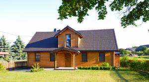una casa de madera con techo de gambrel en Apartament Topczewo, en Topczewo