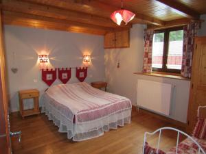 un dormitorio con una cama en una habitación en La Boissellerie, en Saulxures-sur-Moselotte