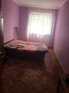 Een bed of bedden in een kamer bij Apartment on Lakoba 60