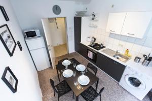 a small kitchen with a table and chairs in a room at AVR Apartment Geestemunde in Bremerhaven
