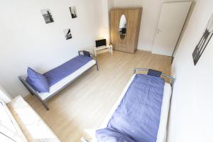 Zimmer mit 2 Betten und einem Schreibtisch. in der Unterkunft AVR Apartment Geestemunde in Bremerhaven