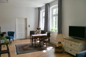 TV a/nebo společenská místnost v ubytování Landhof Liebsch, mit Pool und Sauna