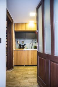 una cucina con mobili in legno e un lavello di Very stylish and fresh studio home in the center a Budapest