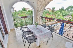 ein weißer Tisch und Stühle auf einem Balkon in der Unterkunft Guest House Katarina in Poreč