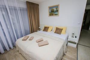 ein Schlafzimmer mit einem Bett mit zwei Kissen darauf in der Unterkunft Guest House Katarina in Poreč