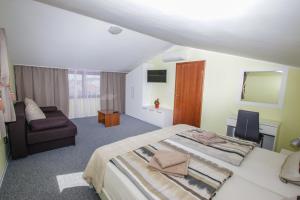 ein Schlafzimmer mit einem Bett, einem Stuhl und einem Spiegel in der Unterkunft Guest House Katarina in Poreč