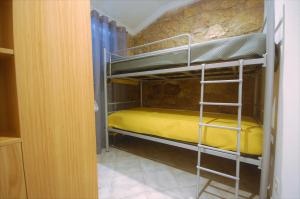 Våningssäng eller våningssängar i ett rum på Vila Baltum - Free private parking - Wifi - Airco # by bedzy #