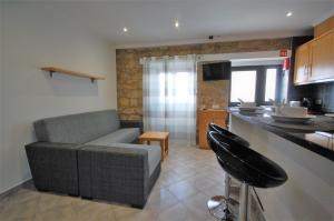 uma sala de estar com um sofá e uma cozinha em Vila Baltum - Free private parking - Wifi - Airco # by bedzy # em Albufeira