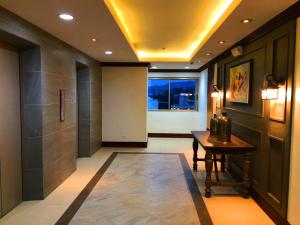 een hal met een tafel en een raam bij Cedar Peak Condominium by Tripsters Hub in Baguio
