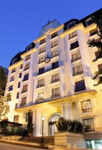 ein großes weißes Gebäude mit einer Uhr drauf in der Unterkunft Hotel Estelar Suites Jones in Bogotá