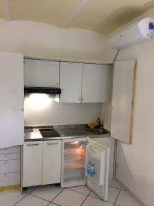 ボローニャにあるVILLA ALMA 2のキッチン(白いキャビネット、オープン冷蔵庫付)