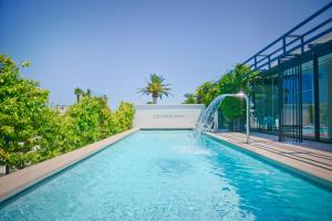 ein Schwimmbad in der Mitte eines Gebäudes in der Unterkunft Grand Hotel Masseria Santa Lucia in Ostuni