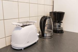 Příslušenství pro přípravu čaje a kávy v ubytování AVR Apartment HOF 1