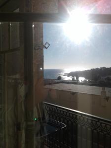 アルブフェイラにあるIrina Apartmentの建物のバルコニーから海の景色を望めます。