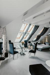 Coco Chanel Boutique Apartment في برنو: غرفة معيشة مع كرسيين وسرير