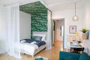 ブダペストにあるNew, cozy home in the heart of Budapestの緑の壁のベッドルーム1室