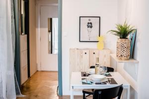 Area tempat duduk di New, cozy home in the heart of Budapest