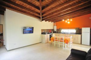 sala de estar con cocina, mesa y sillas en Mahatma Villa Giardino en Villa Giardino