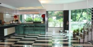 een keuken met een zwart-wit geruite vloer bij Ratchada 17 Place in Bangkok