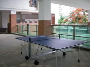 una mesa de ping pong en medio de un edificio en Ratchada 17 Place en Bangkok