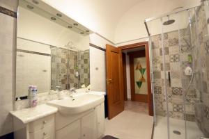 Koupelna v ubytování Villa Petra Chiara + 35 fotografií