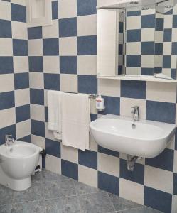 un bagno con lavandino e WC di La Perla Del Sole a Corigliano Calabro