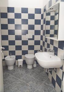 un bagno con wc, bidet e lavandino di La Perla Del Sole a Corigliano Calabro