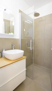 Ένα μπάνιο στο Isolana Apartment