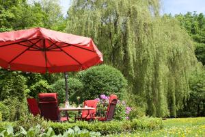 バート・ツヴィッシェンアーンにあるFerienhaus Dreibergenの庭園の傘下のテーブルと椅子