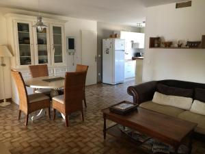 un salon avec un canapé et une table dans l'établissement Villa rapatel, à Saint Cyprien Plage