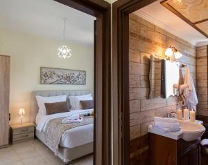 Posteľ alebo postele v izbe v ubytovaní Elmyra Villa, Heated Pool & Walking to beach, By ThinkVilla + 22 fotografií