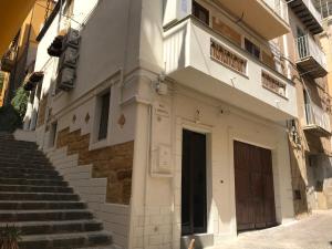un edificio blanco con escaleras que conducen a una puerta en Casa Tita, en Agrigento