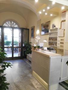 eine Küche mit einer Theke und einer Tür zu einer Terrasse in der Unterkunft Hotel Ondina in Viareggio