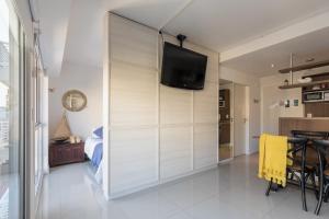 Habitación con pared y Tv LED. en Gorriti Palace en Buenos Aires