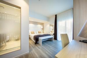Łóżko lub łóżka w pokoju w obiekcie International Beach Hotel