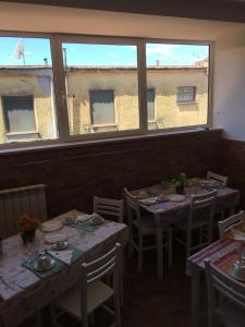 Reštaurácia alebo iné gastronomické zariadenie v ubytovaní Beb la lupa